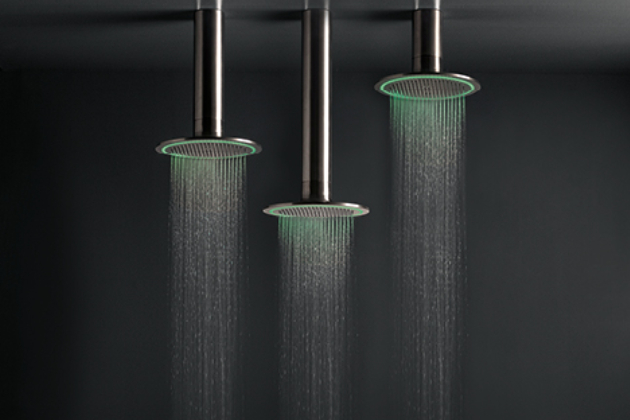 Pevná sprcha s tropickým deštěm, kaskádami i jemnou mlhou JK21 Mono (Zazzeri) je vybavena jemným LED podsvícením s nastavitelnou barevností a těžce avantgardním vzhledem. 