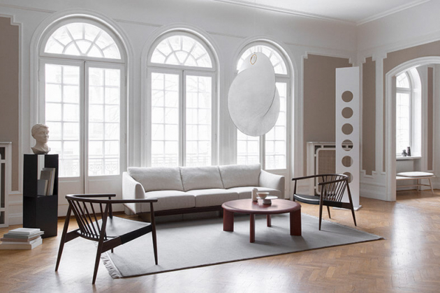 Klasický dánský design 50. let a tradiční řemeslné techniky přetavili Norm Architects v křeslo Reprise (L. Ercolani), které v současných interiérech obstojí po všech stránkách. Ohýbání dřeva parou je zárukou trvalé pevnosti konstrukce a kombinace přírodního jasanu s čalouněním v neutrálních odstínech nás o své nadčasovosti přesvědčuje už desítky let. Rozměry 71 × 67 × 68 cm, výška sedu 40 cm. Cena od 70 372 Kč, WWW.ERCOL.COM