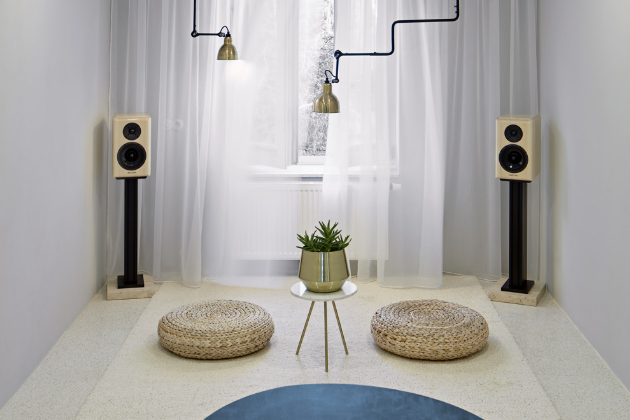 Obývací pokoj působí velmi pokojně, až asketicky. Byl doplněn reprosoustavou českého výrobce Xavian Electronics, která rozšíří jeho užití o další vjem, ale také ladí s materiálovým a barevným řešením bytu. 