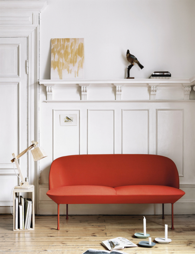 Sofa Oslo (Muuto), design Anderssen and Voll, podnoží z práškově lakované oceli, výplň z pěny, čalounění textil Kvadrat nebo kůže, rozměry 150/200 × 73 × 78 cm, cena od 67 624 Kč, WWW.STOCKIST.CZ 