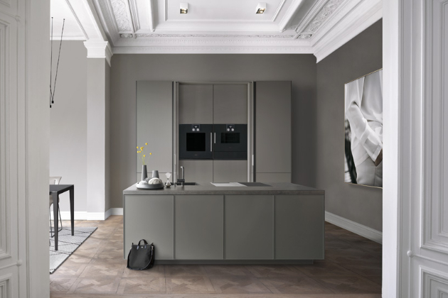 Minimalistická kuchyňská sestava SLX Pure (SieMatic), bezúchytový systém otvírání, cena závisí na konkrétní konfiguraci, WWW.STOPKA.CZ 