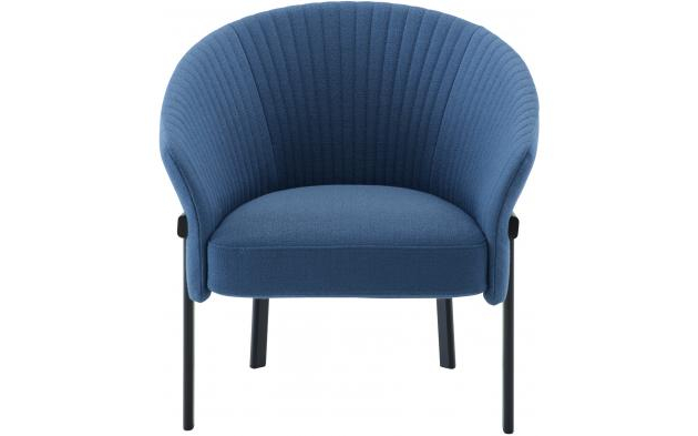 O tom, že pohodlných křesílek není nikdy dost, by mohl designér Ramy Fischler vyprávět. Místo toho ale rovnou navrhl Valmy (Ligne Roset), údajně s vidinou relaxační atmosféry pohodlné hotelové ložnice. Jednoduchý vzhled křesla zdobí reliéfní vzor na textilním čalounění vnitřní strany opory zad, připomínající vějíř elegantní dámy. Oblé linie vyvažuje subtilní podnoží z lakovaného kovu. Cena od 41 600 Kč, WWW.LIGNE-ROSET.COM 