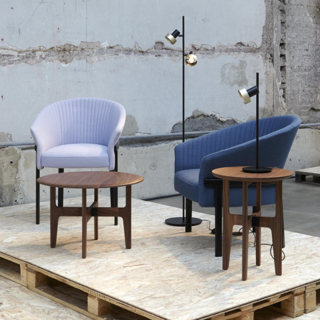 O tom, že pohodlných křesílek není nikdy dost, by mohl designér Ramy Fischler vyprávět. Místo toho ale rovnou navrhl Valmy (Ligne Roset), údajně s vidinou relaxační atmosféry pohodlné hotelové ložnice. Jednoduchý vzhled křesla zdobí reliéfní vzor na textilním čalounění vnitřní strany opory zad, připomínající vějíř elegantní dámy. Oblé linie vyvažuje subtilní podnoží z lakovaného kovu. Cena od 41 600 Kč, WWW.LIGNE-ROSET.COM 