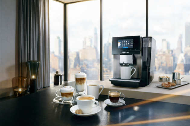 Nový plně automatický kávovar Siemens EQ.700 splní přání každému. Velký přední displej umožňuje snadné ovládání, špičkové německé technologie se postarají o lahodnou chuť i neodolatelnou vůni a díky svému nadčasovému designu se tato novinka dokonale hodí do každé moderní domácnosti.