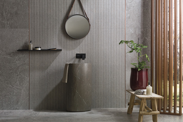 Obklad Noir (Porcelanosa) s reliéfem, 45 × 120 cm, více barev, cena 2 517 Kč/m2, WWW.DESIGNBATH.CZ 