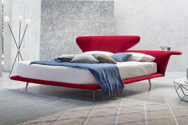 Postel Lovy (Bonaldo) má neobvyklé čelo postele s trojnásobkem funkcí: dokáže příjemně obejmout, umí posloužit jako šikovná opěrná plocha a zdobí spací prostor originálním způsobem. 