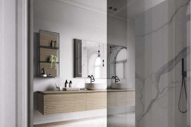 Koupelnová sestava (Idea Group), délka 240 cm, 3× skřínka, masiv dub, dekor dolce vita, zrcadlo s dekorativním lemem a osvětlením, cena 217 800 Kč, WWW.GLAMUR.CZ 