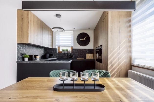 Na vzhledu svého nového domova se majitel aktivně podílel i tak, že společně se svým otcem vyrobili stůl do jídelny a obývacího prostoru nebo dubové obložení stěny. Stoly přizpůsobil vlastnímu designu, který kombinuje dubové dřevo s černým kovem. Jeho nadšení pro technologicky vyspělou domácnost vyhověly spotřebiče Siemens se systémem Home Connect. Černé plochy kuchyňského nábytku jsou zhotovené z materiálu Fenix s nanotechnologií. Jeho povrch má sametový, extrémně matný a vysoce odolný povrch. 