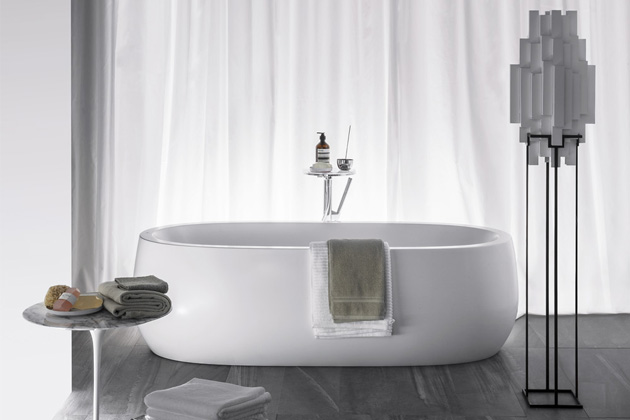 Volně stojící vana Il Bagno Alessi One (Laufen), design Stefano Giovannoni, kompozitní materiál Sentec, 183 × 87 × 46 cm, objem 240 l, cena 165 921 Kč, WWW.LAUFEN.CZ 