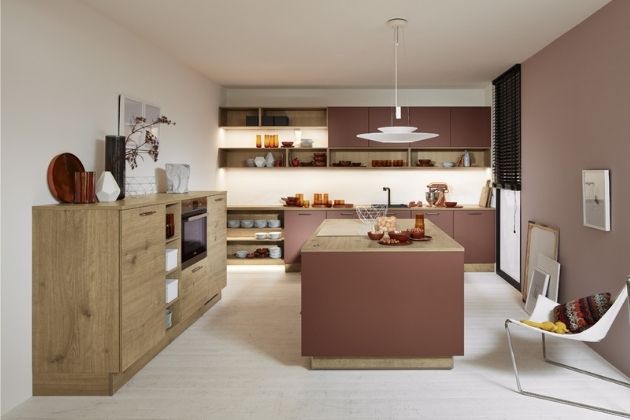Kuchyňská sestava (Nolte) v elegantním starorůžovém odstínu v kombinaci se světlým dekorem dřeva, WWW.NOLTE-KUECHEN. COM 