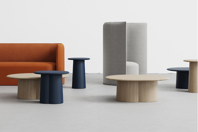Série sedacího nábytku Proto (+Halle), která byla představena již v roce 2019, se rozrostla o konferenční stoly a odkládací stolky, jejichž organické linie plynule navazují na estetiku svých předchůdců.