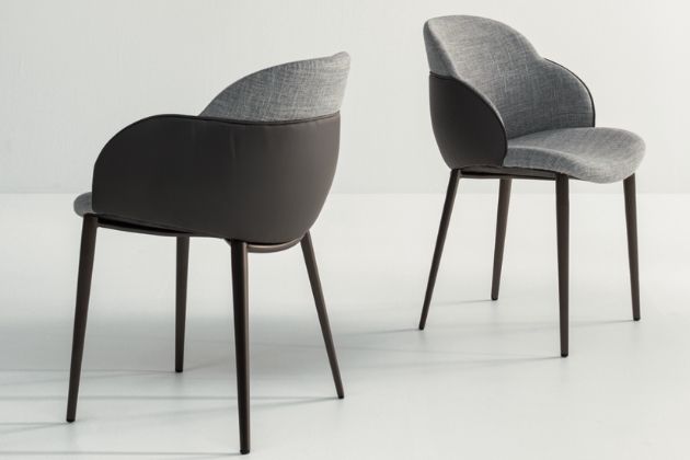Židle s originálním tvarem a kombinací materiálů