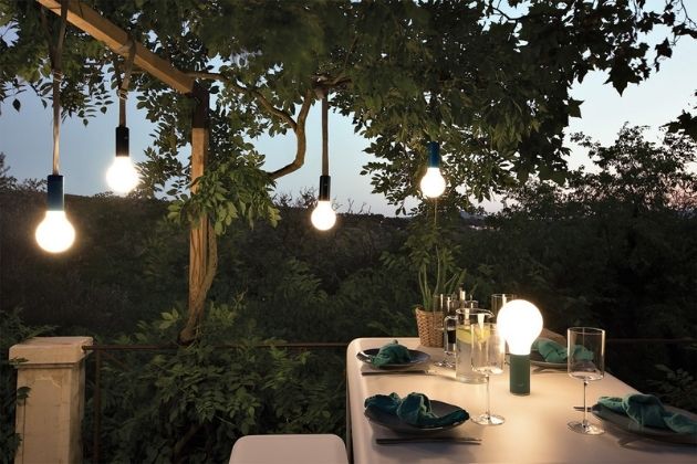 Bezdrátová lampa Aplo (Fermob), design Tristan Lohner, IP54, výška 24 cm, hliník a polyetylen, dostupné příslušenství lampu snadno promění v závěsné nebo nástěnné svítidlo, cena 1 550 Kč, WWW. DECOFORM.CZ 