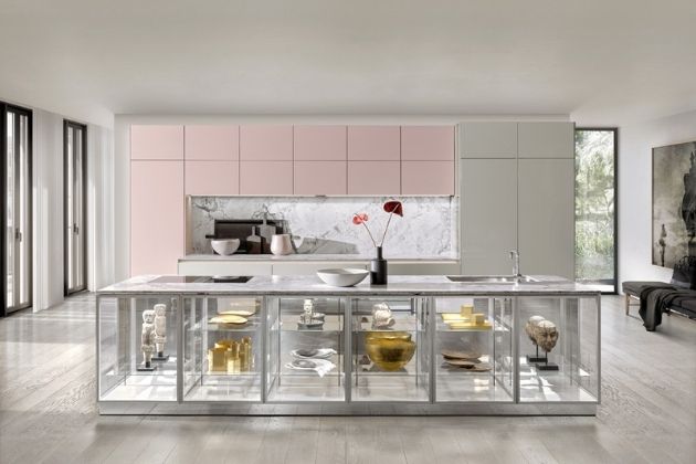 Elegantní bezúchytová kuchyňská sestava SLX (SieMatic), kombinace matné sametově růžové a lesklé oblázkově šedé s prostornou prosklenou vitrínou z hliníkových profilů, cena na dotaz, WWW.STOPKA.CZ 
