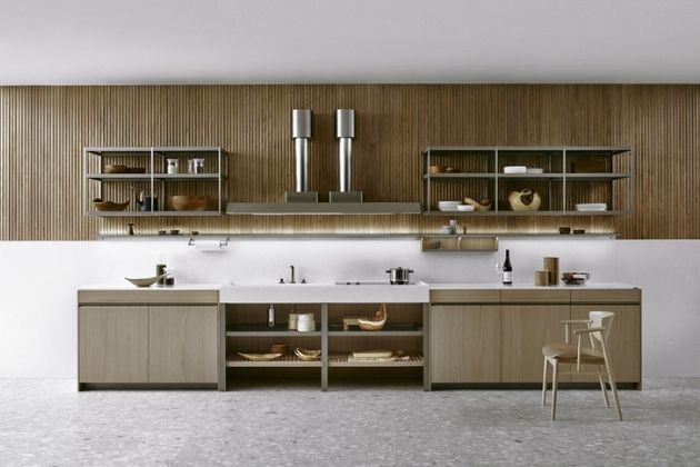 Kuchyňská sestava K-Lab (Ernestomeda) inspirovaná profesionálními kuchyněmi, design Giuseppe Bavuso, dubová dýha v kombinaci s otevřenými nástěnnými prvky, cena na dotaz, www.cskarlin.cz 