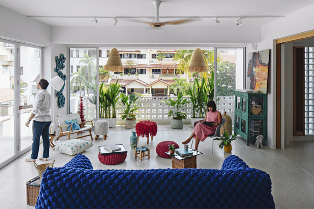 Hlavní obytný prostor s balkónem a terasou je otevřený do ulice Joo Chiat, proslulé výjimečnými stavbami i bohatým společenským životem, která byla v roce 2011 vyhlášena první městskou památkovou zónou v Singapuru. Denní část bytu, jejíž součástí je také minimalistická kuchyně, je proto v neustálém kontaktu s tepem velkoměsta, který je pro Sharon a Christopha v jejich tvorbě důležitým zdrojem inspirace. 