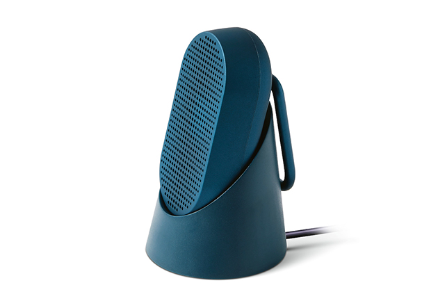 Outdoorový Bluetooth reproduktor Mino T (Lexon) s karabinou, design Andrea Quaglio a Manuela Simonelli, cena 1 270 Kč, WWW.LEXON-DESIGN.COM