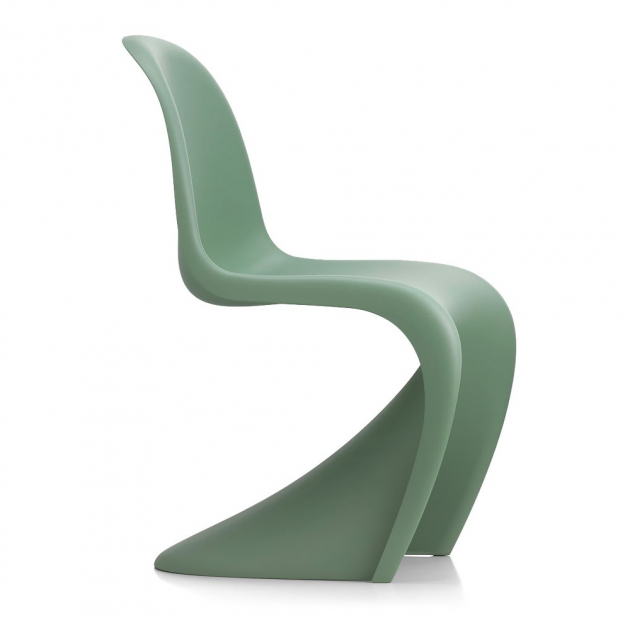 Panton (Vitra), design Verner Panton, polypropylen, rozměry 86 × 50 × 61 cm, cena od 8 113 Kč, WWW.CSKARLIN.CZ