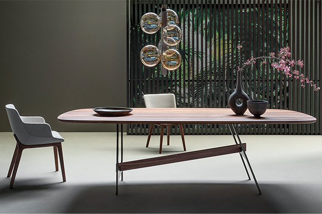 Jídelní stůl Slot (Bonaldo), design Giuseppe Vigano, dostupné v několika materiálech, šířka 200, 250 a 280 cm, cena na dotaz, www.puntodesign.cz