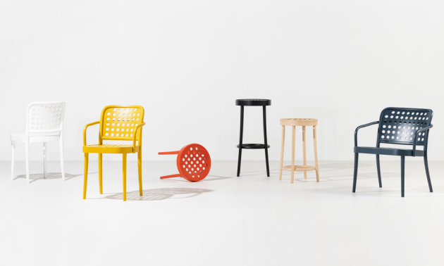 Kolekce 822 (TON), design Claesson Koivisto Rune, ručně ohýbané bukové dřevo a perforovaná překližka, cena stoličky od 4 820 Kč, cena židle od 9 200 Kč, www.ton.eu
