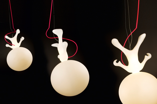 Závěsné svítidlo Spacewalker (Dark), design Constantin Wortmann, polyetylen, rozměry 250 × 140 × 81 cm, ocenění Red Dot Design Award a Good Design, www.bulb.cz