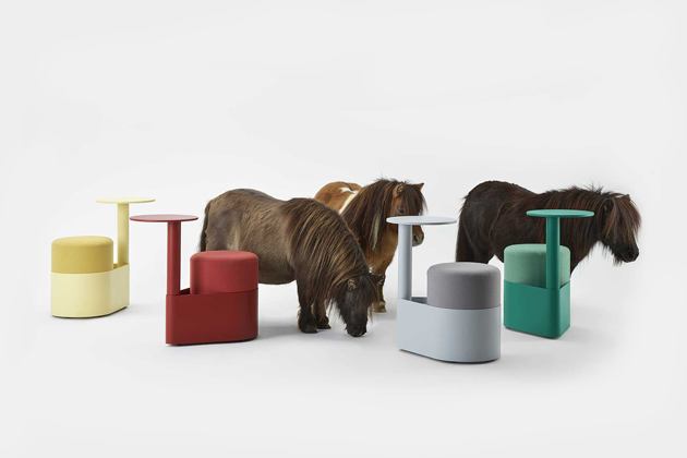 Pony (Gumpo), kombinace polstrované stoličky a malého otočného stolku