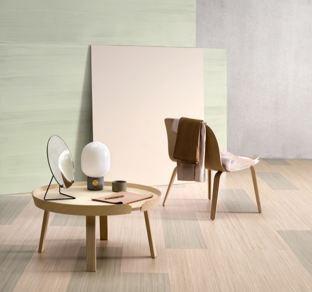 Marmoleum Modular (Forbo), lineární dekory t5230 a t5232, přírodní krytina v dílcích o rozměru 100 × 25 cm, ekologický materiál z přírodních surovin, dílce mají širokou variabilitu a možnost tvorby vlastního podlahového vzoru, cena 1 317 Kč/m², www.marmoleum.cz