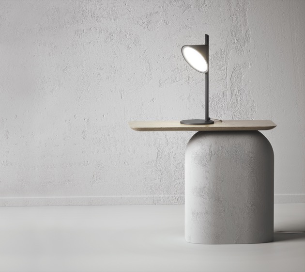 Stolní lampa Orchid (Axo Light), design Rainer Mutsch