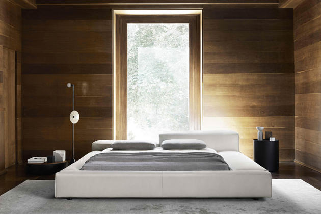 Postel Extrasoft (Living Divani), design Piero Lissoni, dvouplášťový topol a borovice, lakovaný kov, textilie i kůže, 202 × 273–290 × 270 cm