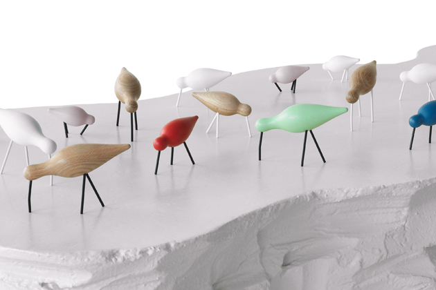 Dekorační ptáčci z kolekce Shorebird (Normann Copenhagen), design Sigurjón Pálsson, dubové dřevo, ocel,  tři velikosti