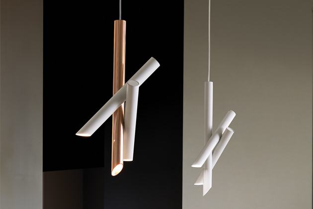 Závěsné svítidlo z kolekce Tubes (Nemo), design Charles Kalpakian, hliník a akrylátové sklo, 50 × 24 × 19 cm