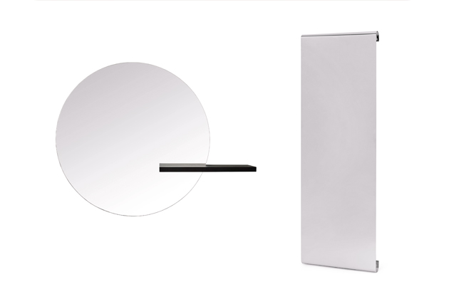 Vlevo: zrcadlo z kolekce Shift (Bolia), design kaschkasch, mořené masivní dubové dřevo a sklo, Ø 100 cm, šířka 130 cm,  hloubka 15 cm. Vpravo: Zrcadlo Tangent (Ferm Living), nerezová ocel, 100 × 33 × 4 cm