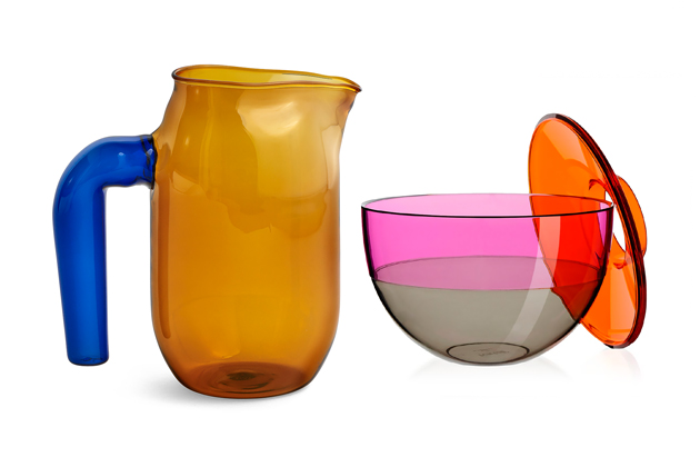 Vlevo džbán z kolekce Amber (HAY), vpravo váza Shibuya (Kartell)