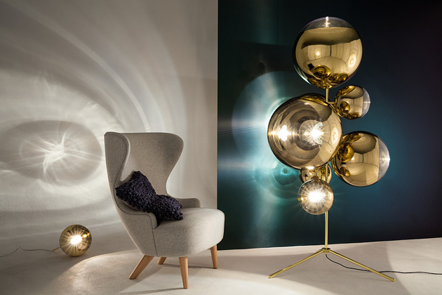 Stojanové svítidlo z kolekce Ball Family (Tom Dixon) inspirované vesmírnou helmou, Ø koulí 25, 40 a 50 cm, výška 188 cm
