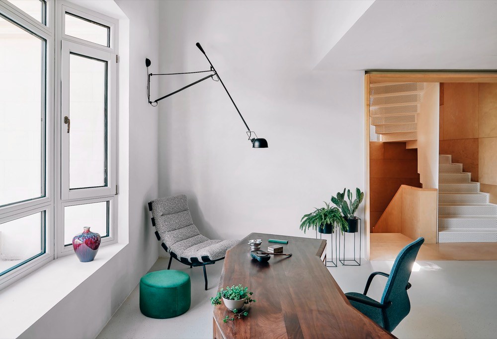 Pro veškeré hlavní materiály architekti zvolili světlé odstíny, mezi nimiž dominuje bříza. Barevné akcenty v zelené a modré jsou pak s největší pečlivostí integrovány do prostoru v podobě především samovolně stojícího nábytku či podlahových nebo nástěnných aplikací.