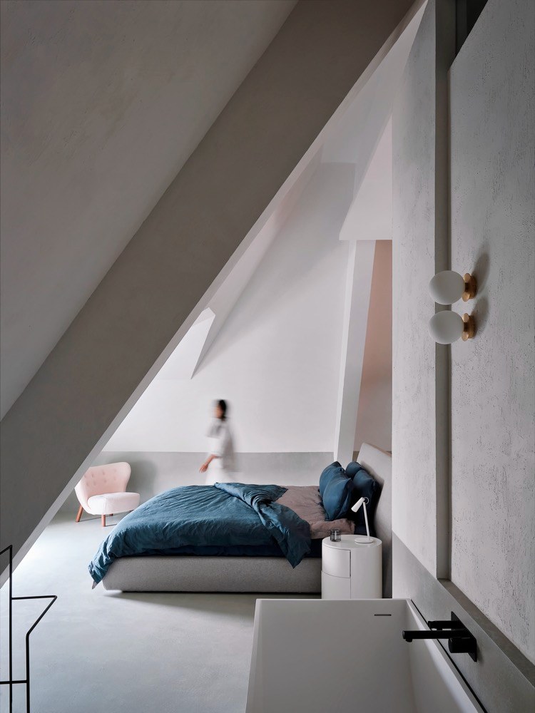 Pro veškeré hlavní materiály architekti zvolili světlé odstíny, mezi nimiž dominuje bříza. Barevné akcenty v zelené a modré jsou pak s největší pečlivostí integrovány do prostoru v podobě především samovolně stojícího nábytku či podlahových nebo nástěnných aplikací.
