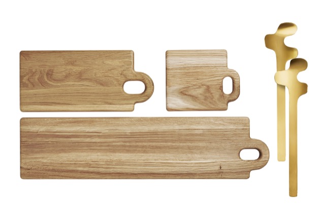 Vlevo: Prkénko Olina (Broste Copenhagen), olejované dubové dřevo, různé rozměry. Vpravo salátový set Leaf (Born in Sweden), design Johannes Lindner