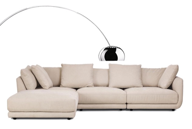 Stojací lampa Arco (Flos), design Achille Castiglioni, mramorová základna, výška 240 cm. Modulární pohovka s podnožkou Jasmin (Westwing), třímístná, rám ze smrkového dřeva, textilní potah