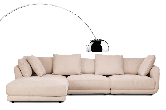 Stojací lampa Arco (Flos), design Achille Castiglioni, mramorová základna, výška 240 cm. Modulární pohovka s podnožkou Jasmin (Westwing), třímístná, rám ze smrkového dřeva, textilní potah