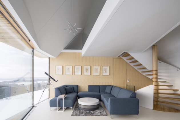 Minimalistický narativ interiéru podtrhují stylově odpovídající detaily, jako je kování Minimal a Maximal značky M&amp;T nebo svítidla sestavená studiem myLight.
