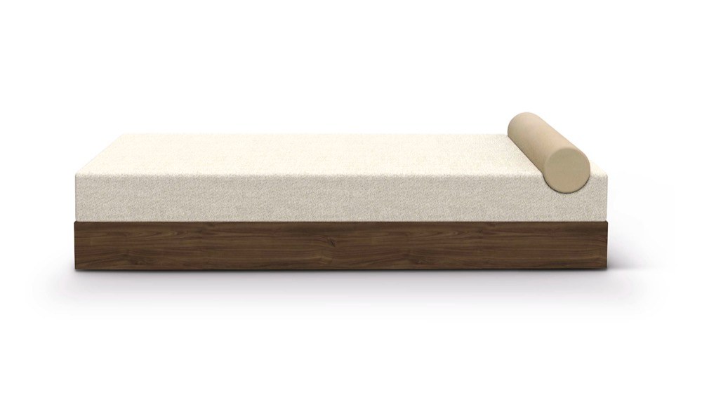 Daybed Mass (New Works), design studio Lim + Lu, přírodní ořechové dřevo, kombinace textilních látek, 200 × 75 cm, výška 51 cm
