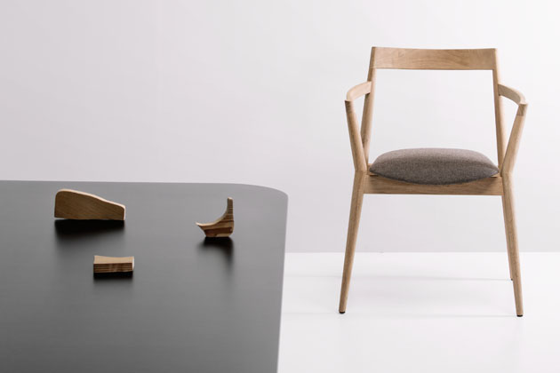 Židle z kolekce Dobra (Prostoria), kostra z masivního dubového dřeva, čalounění v látce nebo kůži