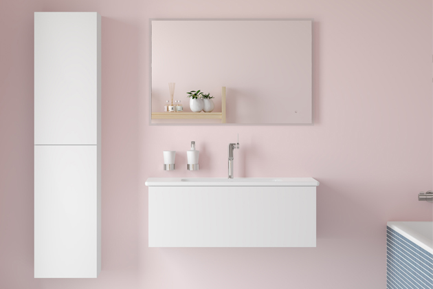 Romantický vzhled koupelně dodá kombinace jemně růžové barvy na stěně a bílých lakovaných skříněk Variante ve vysokém lesku. Zrcadlo NIGHT k celkové atmosféře přispěje schopností regulovat intenzitu osvětlení.
