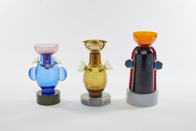 Soubor sedmi váz Afrikando, navržený španělským designérem a výtvarníkem Jaime Hayonem