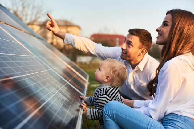 Nesmíte dodávat přebytky energie z fotovoltaické elektrárny do distribuční sítě? Ukládejte je do vody nebo baterií!