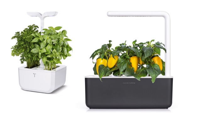 Vlevo: chytrý květináč Classic (Véritable), LED technologie, automatizované zavlažování. Vpravo: chytrý květináč Smart Garden 3 (Click &amp; Grow), LED technologie, rozměr 47 × 30  × 12 cm