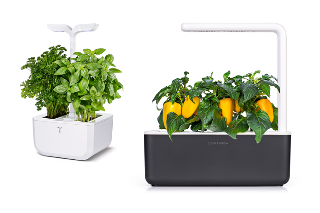 Vlevo: chytrý květináč Classic (Véritable), LED technologie, automatizované zavlažování. Vpravo: chytrý květináč Smart Garden 3 (Click &amp; Grow), LED technologie, rozměr 47 × 30  × 12 cm