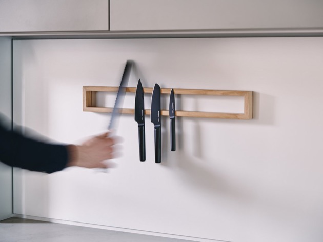 Magnetický držák nožů Wall Rack designérů Lukáše Pejchala a Václava Čajánka, Clap Design