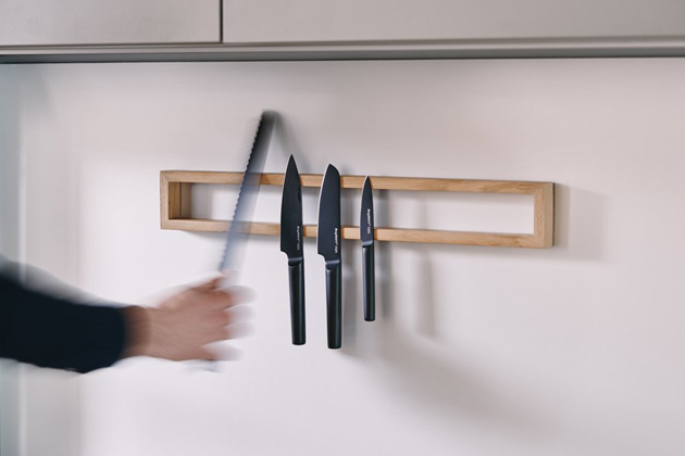 Magnetický držák nožů Wall Rack designérů Lukáše Pejchala a Václava Čajánka, Clap Design