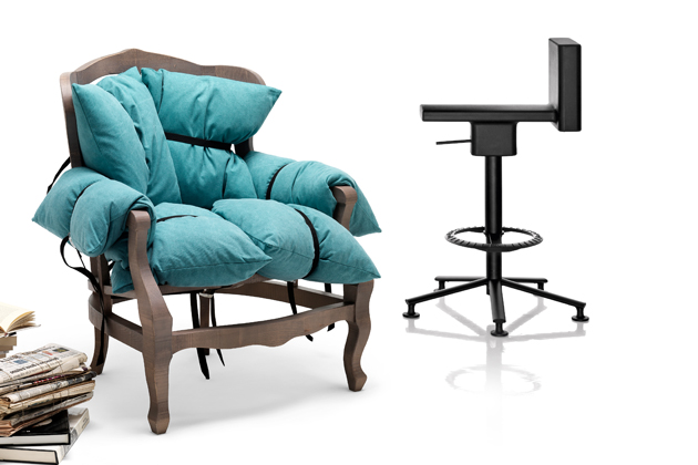 Vlevo: křeslo 7Pillows (Mogg), design Marcantonio, masivní buk s pěnovými polštáři, rozměr  100 × 80 × 100 cm. Vpravo: barová stolička 360°(Magis), design Konstantin Grcic, ocel, hliník a polyuretan, výškově nastavitelná